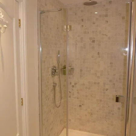 Апартаменты Sleeps 6 Air Con Wifi *