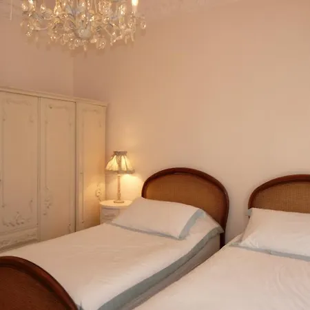 Sleeps 6 Air Con Wifi